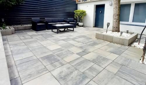 un patio con un banco y una mesa. en Jacuzzi przy Plaży - Apartament Kołobrzeg, en Kołobrzeg