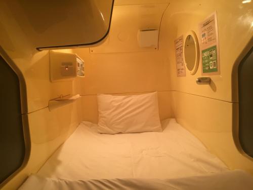 東京にあるカプセルネットグランカスタマ上野店の飛行機裏の小さなベッド