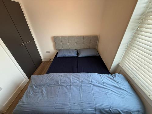 Postel nebo postele na pokoji v ubytování Bright & Cozy 3-Bedroom Home with Spacious Living