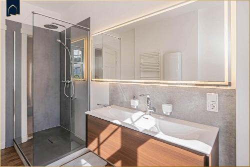 un bagno con lavandino e doccia di Ferienwohnung Lucy a Bansin