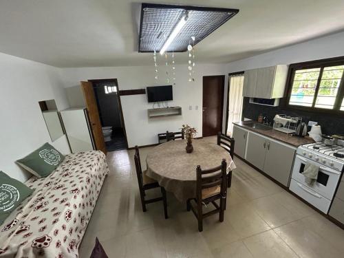 een keuken en eetkamer met een tafel in een kamer bij El EDEN in Mar de Cobo