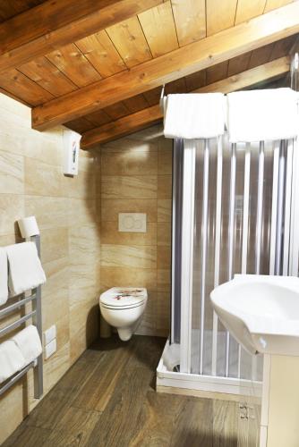 a bathroom with a toilet and a sink at VILLA GIOVANNA - Guest House Lucca in Capannori