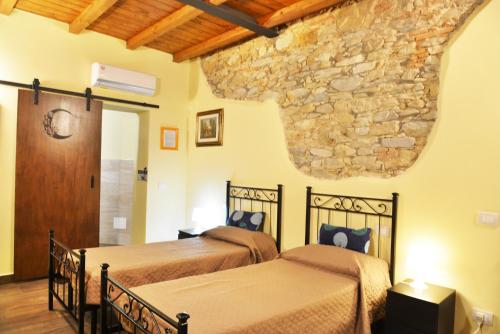 カパンノリにあるVILLA GIOVANNA - Guest House Luccaの石壁のドミトリールーム ベッド2台