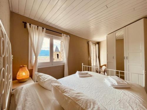 une chambre avec un grand lit avec une fenêtre dans l'établissement Apartamento en Girona, à Tor