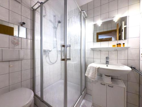 een badkamer met douche, wastafel en toilet bij Landhaus Steibis - Seelekopf in Steibis