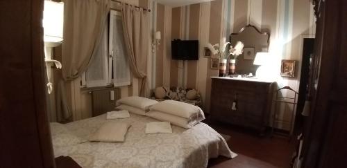 une chambre avec un lit avec des oreillers et un miroir dans l'établissement EliT alle porte del Chianti, à Cavriglia