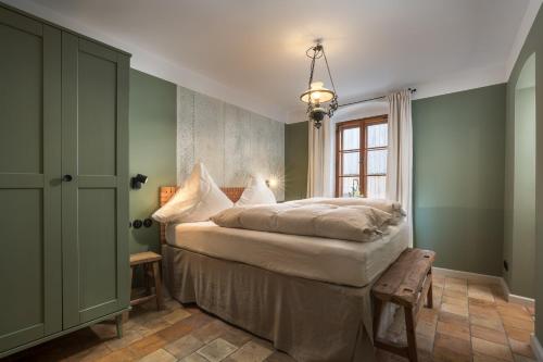 Ένα ή περισσότερα κρεβάτια σε δωμάτιο στο Das Krämerhaus by Alpine Host Helpers