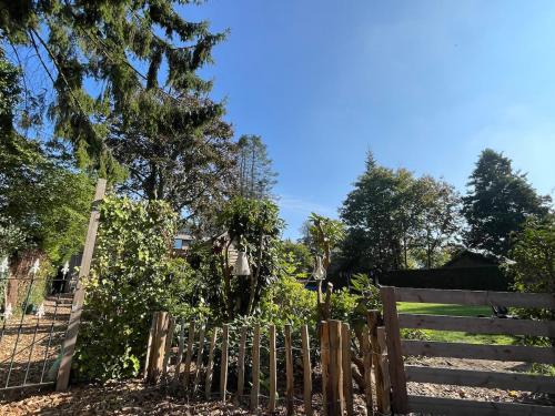 a wooden fence in front of a garden at De Eikenloft in Heerenveen