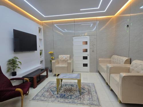 Beach Gem في صلالة: غرفة معيشة بها أريكة وطاولة