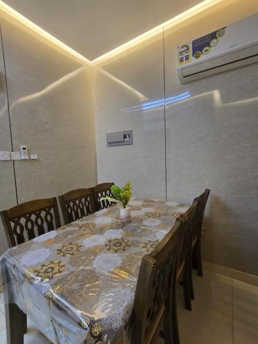 Beach Gem في صلالة: طاولة طعام عليها نبتة