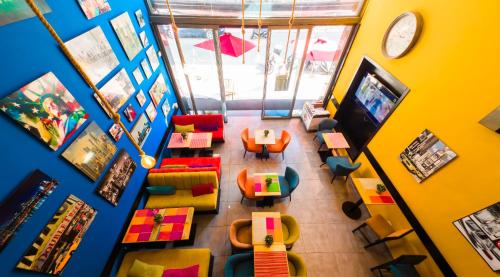 Un lugar para sentarse en RENT-INN Suites Hotel