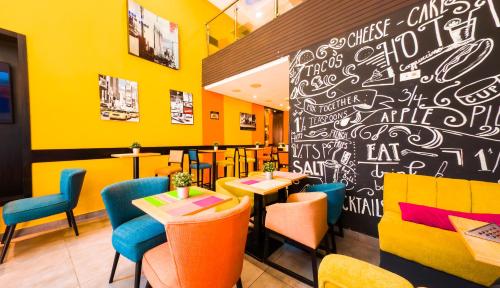 Un lugar para sentarse en RENT-INN Suites Hotel