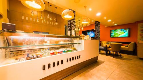 Una televisión o centro de entretenimiento en RENT-INN Suites Hotel