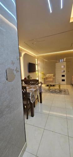 Beach Gem في صلالة: غرفة معيشة بها طاولة وأريكة