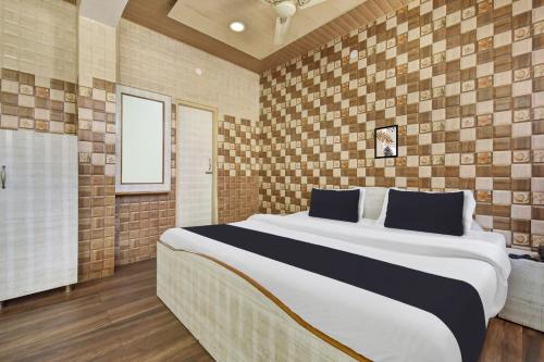 贾姆穆Hotel O Indira的房间里有一张大床的卧室