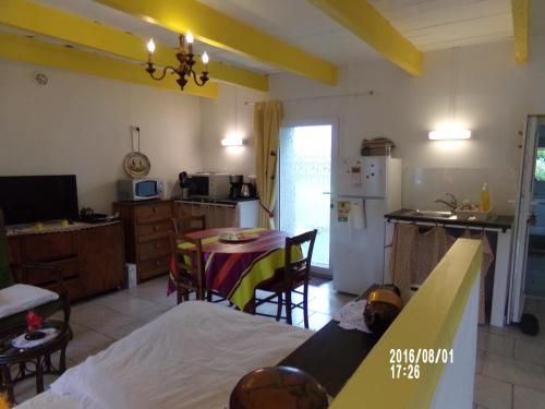 Il comprend une cuisine et un salon avec un lit et une table. dans l'établissement Ty Kozh De L'aber, à Crozon