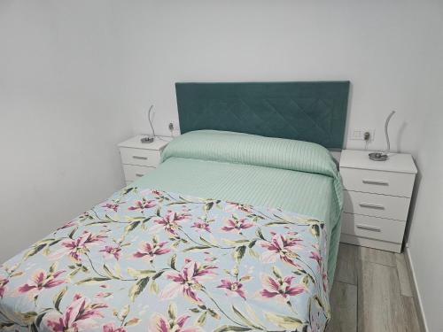 アルモドバル・デル・リオにあるEl capricho de Olgaのベッド(緑のヘッドボード、ナイトスタンド付)