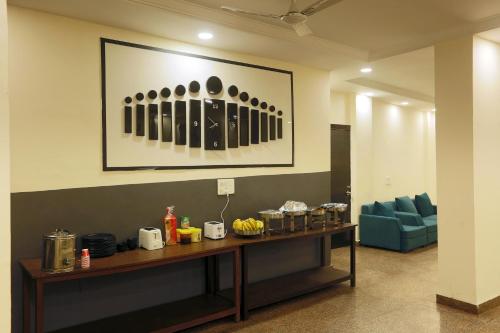 ニューデリーにあるHotel The White Sand Suitesのテーブル付きの部屋