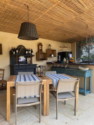 une cuisine avec deux tables et chaises en bois dans une pièce dans l'établissement Maison Reces, à Floressas