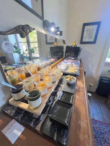 een buffet lijn met veel etenswaren erop bij Villa Vallière bed&breakfast in Vallières