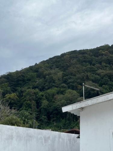 Ein allgemeiner Bergblick oder ein Berglick von des Ferienhauses aus