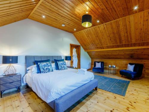 ein Schlafzimmer mit großem Bett und Holzdecke in der Unterkunft 3 Bed in Great Ayton 90427 in Great Ayton