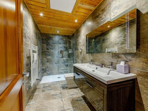 ein Badezimmer mit Waschbecken und Dusche in der Unterkunft 3 Bed in Great Ayton 90427 in Great Ayton