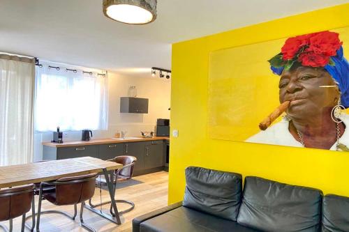 ノートル・ダム・ド・モンにあるVilla Cuba - Domaine Le Sherwoodの頭にニンジンを乗せた女性の大きな絵が飾られたリビングルーム