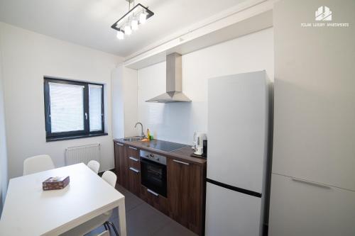Η κουζίνα ή μικρή κουζίνα στο Milan Luxury Apartaments III-Brasov#near Coresi