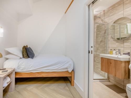 een kleine slaapkamer met een bed en een douche bij 3 Bed in Great Ayton 95777 in Great Ayton