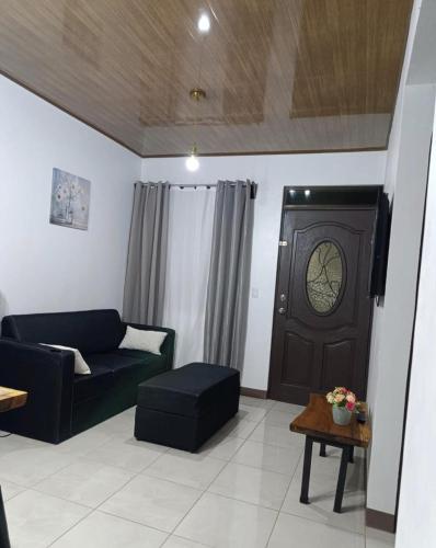 un salon avec un canapé et un réveil sur la porte dans l'établissement Coral House Fortuna, à Tanque