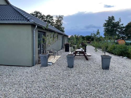 a patio with a picnic table and potted plants at Mera Wellness B&B in America