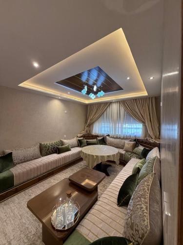 een woonkamer met een bank en een tafel bij Luxury Suite Haut FOunty Golden Stay in Agadir