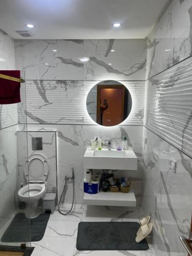 een badkamer met een toilet, een wastafel en een spiegel bij Luxury Suite Haut FOunty Golden Stay in Agadir