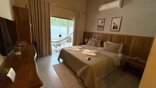 una camera da letto con un letto e una chitarra di Chales da Kitanda Petit a Teresina