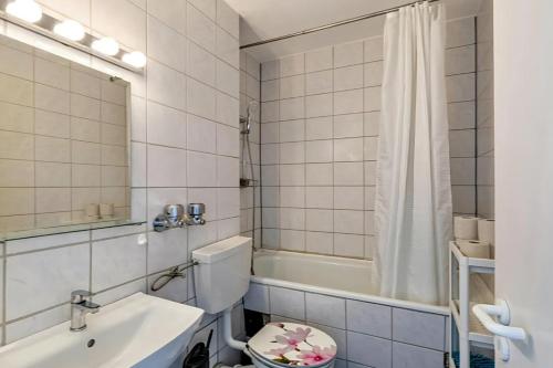 une salle de bain avec toilettes, lavabo et baignoire dans l'établissement Stunning 1-Bed Apartment in Neuss, à Neuss