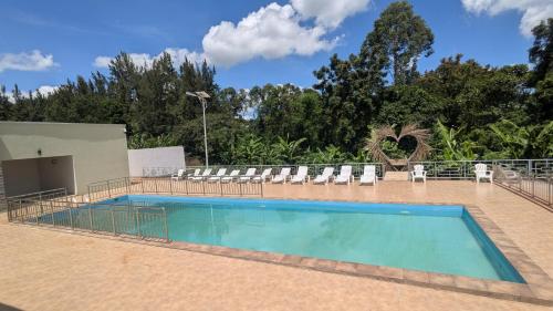 Swimmingpoolen hos eller tæt på CMG Hotel