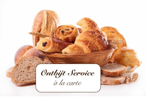 una cesta con varios tipos de pan y un cartel que dice servicio de auditoría en en De Daler Deel, en Dalen