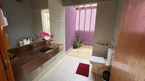 un bagno con lavandino e WC di Chales da Kitanda Petit a Teresina