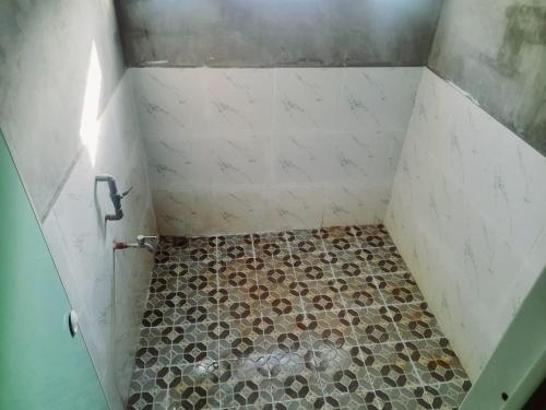 y baño con ducha y suelo de baldosa. en Homestay Komodo Paradise, en Pulau Komodo
