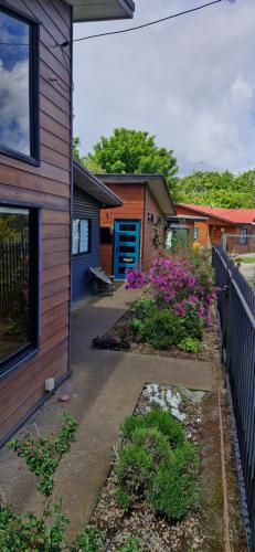 une maison avec une clôture et une cour avec des fleurs dans l'établissement Escápate a Valdivia y descansa en nuestra cabaña, à Valdivia
