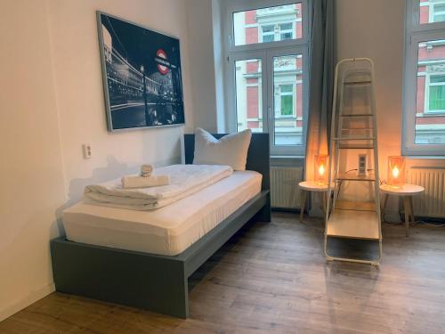 Un pat sau paturi într-o cameră la 6 Betten am Bahnhof der Kulturhauptstadt 2025