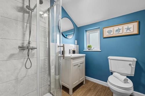 ein Badezimmer mit Dusche, Toilette und Waschbecken in der Unterkunft 3-BR Luxe Cowes Cottage Harbour Views, Sleeps 6, with Private Garden - LONG TERM STAY SPECIAL OFFER AVAILABLE! - by Blue Puffin Stays in Isle of Wight