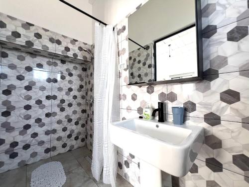 Et badeværelse på Costinesti Greek Bungalows