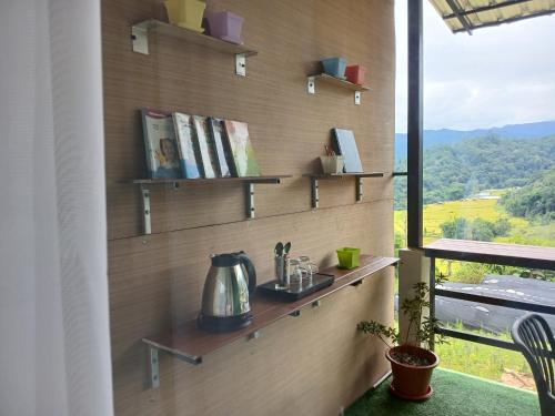 Una pared con estantes en una habitación con ventana. en ดิ เอสเคปอินทนนท์ - The Escape Inthanon, en Ban Yang