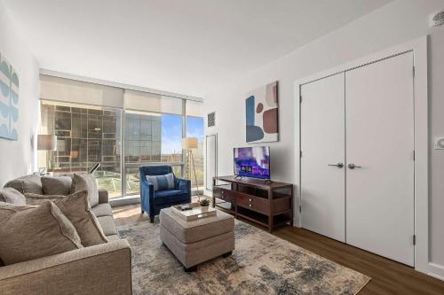 a living room with a couch and a tv at Luxury Modern Apartment Near Stamford Station in Stamford