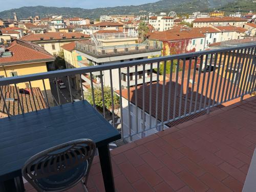 Un balcón con una mesa y vista a una ciudad. en Hotel Azzurra, en Montecatini Terme