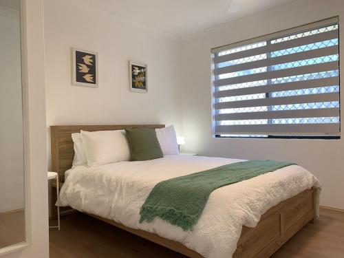 Postel nebo postele na pokoji v ubytování Fresh & fabulous 4 bedroom villa - walk to Curtin University