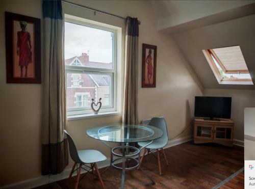 ウォラシーにあるMARLEY MANSIONS APARTMENT Clarendon FT3のテーブルと椅子と窓のあるダイニングルーム