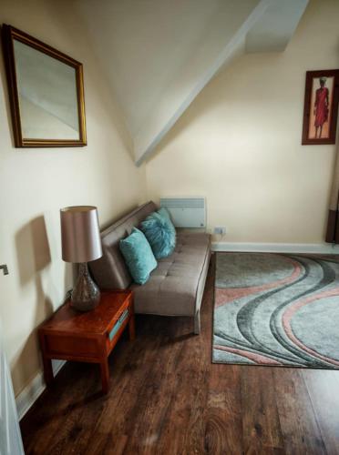 ウォラシーにあるMARLEY MANSIONS APARTMENT Clarendon FT3のソファとテーブルのあるリビングルーム